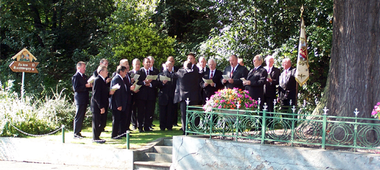 MGV Eichenkranz: Kranzniederlegung am Denkmal August 2007